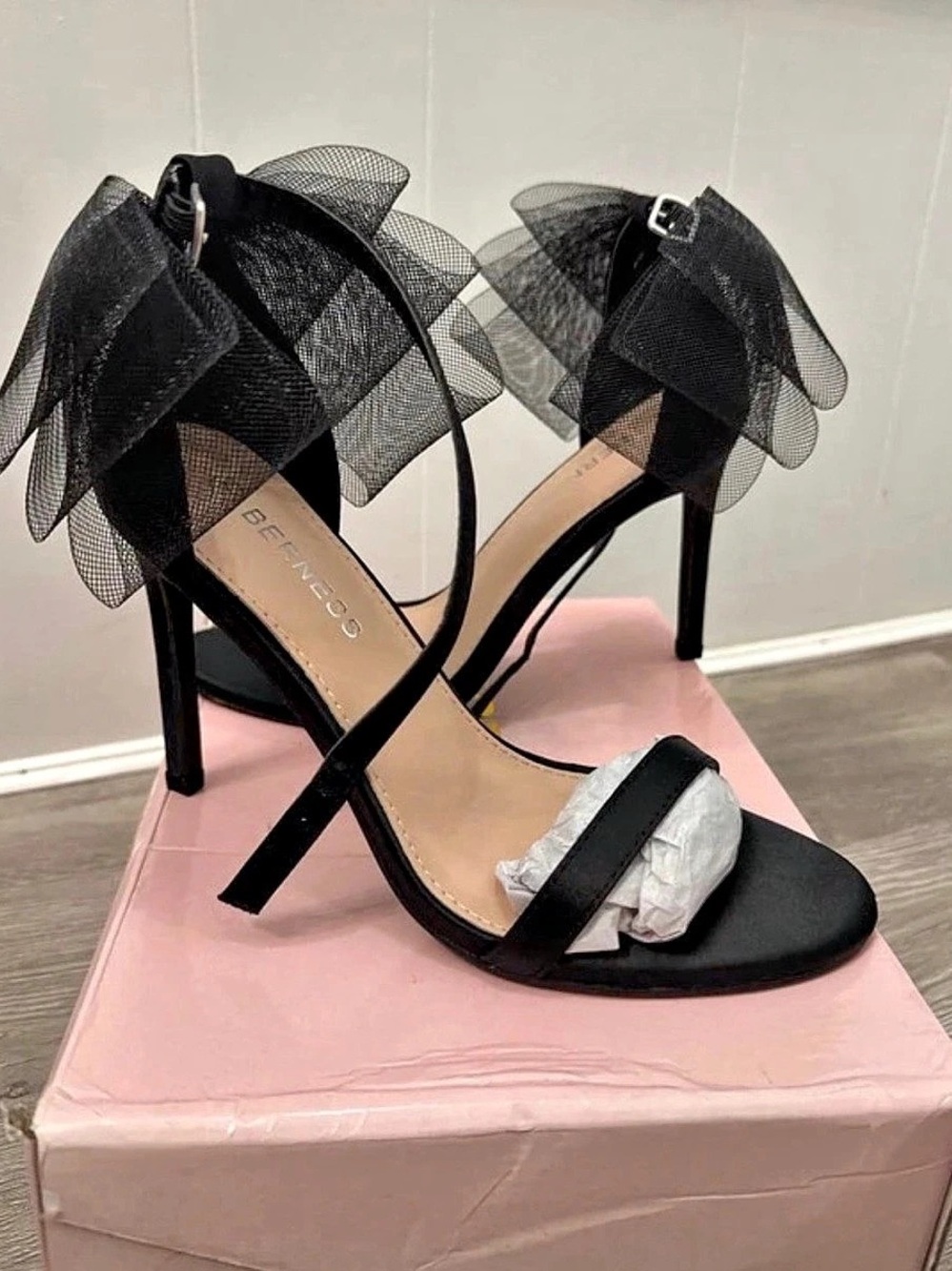 BEBENESS Black Bow Ankle Strap Heels Like New